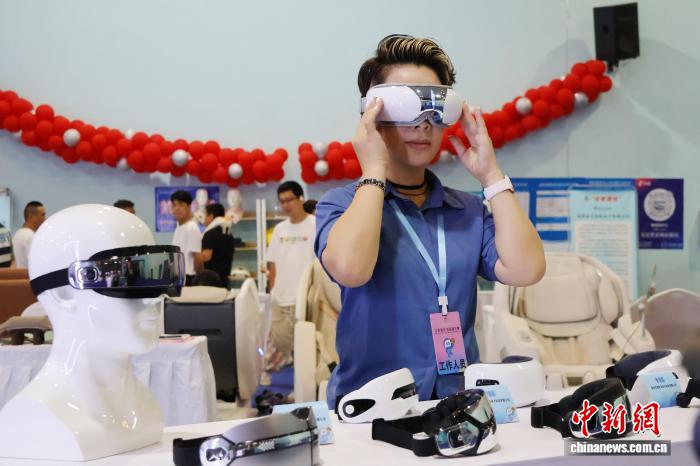 世界冠军共同开球点亮福安首届全家福安福乒赛