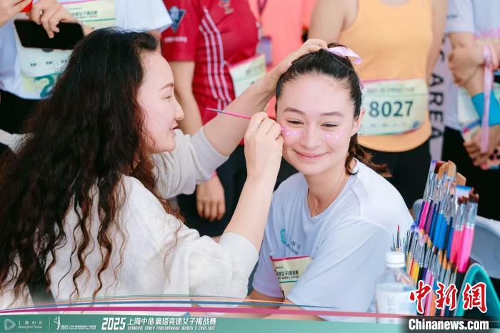 她挑战巅峰：上海中心大厦女子垂直马拉松成为