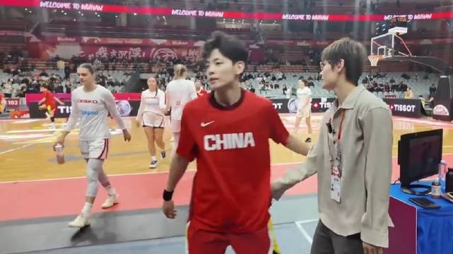 中国女篮锁定2026世界杯资格 王思雨关键一击助球