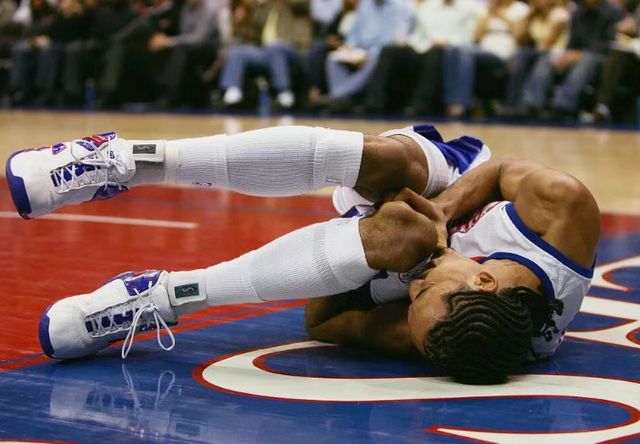 勇士新星穆迪扣篮时意外摔伤 左膝严重变形引担