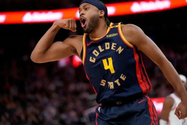 勇士新星穆迪扣篮时意外摔伤 左膝严重变形引担