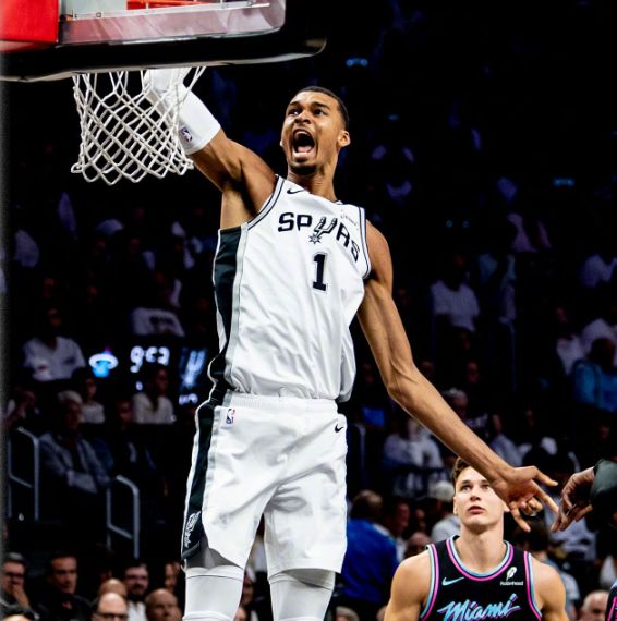 文班亚马狂砍26+14率队大胜热火 马刺六连胜锁定