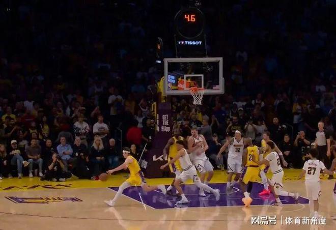 湖人绝杀掘金！小卡退赛穆雷送温暖，掘金战术