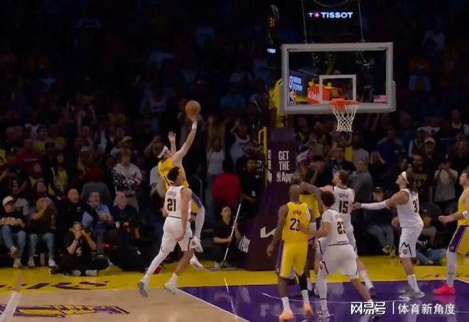 湖人绝杀掘金！小卡退赛穆雷送温暖，掘金战术