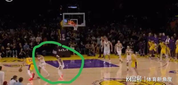 湖人绝杀掘金！小卡退赛穆雷送温暖，掘金战术