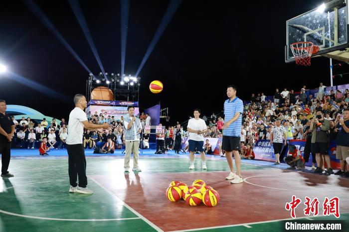 王治郅现身柳州村BA赛事 村民互动点燃篮球热情