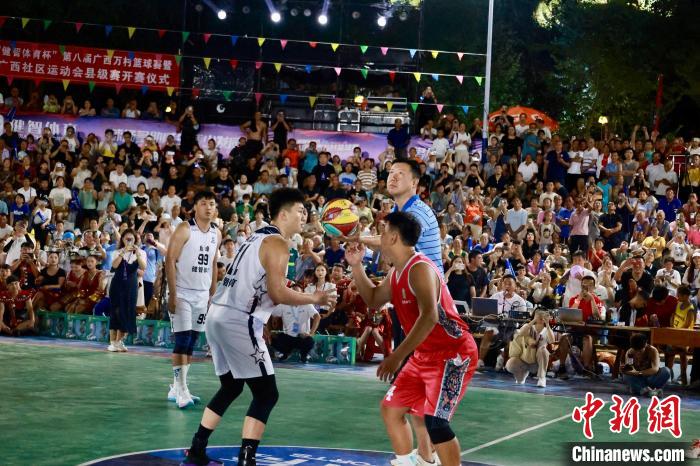 王治郅现身柳州村BA赛事 村民互动点燃篮球热情