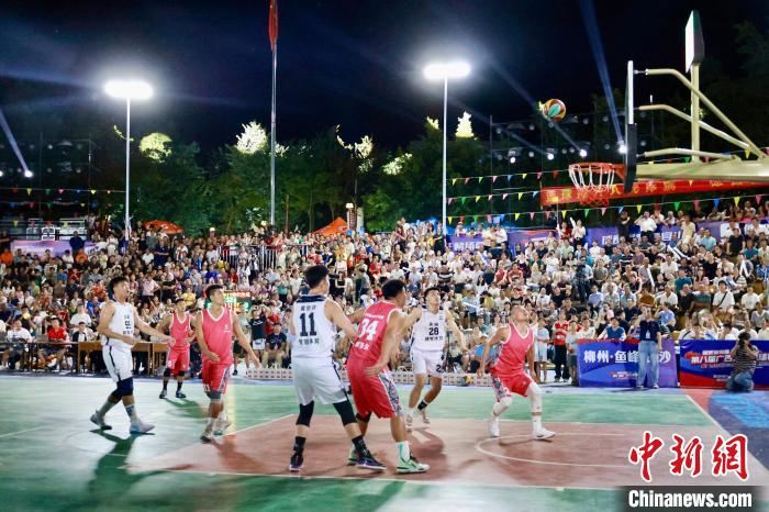 王治郅现身柳州村BA赛事 村民互动点燃篮球热情