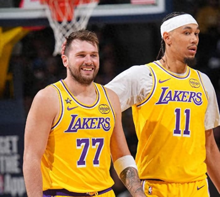 湖人角色球员海斯首发出战高效砍下21+10 三巨头