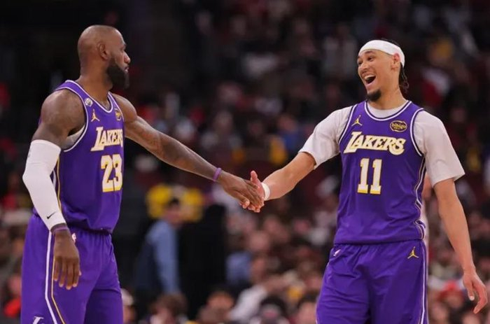 湖人角色球员海斯首发出战高效砍下21+10 三巨头