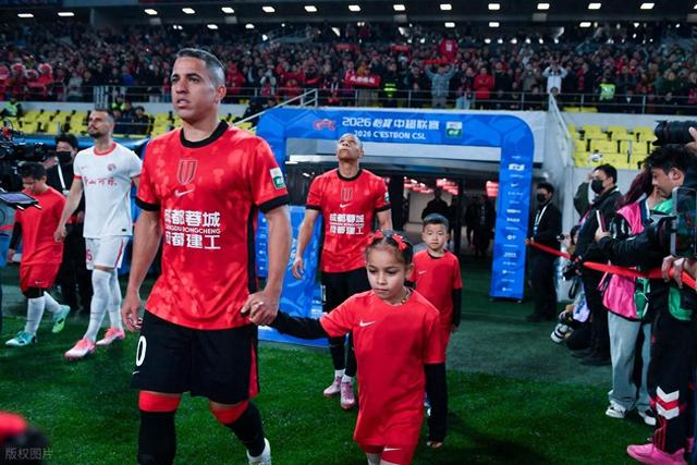 罗慕洛任意球破门助蓉城取胜 归化争议引球迷热