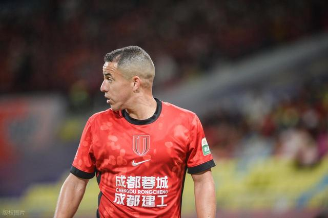 罗慕洛任意球破门助蓉城取胜 归化争议引球迷热