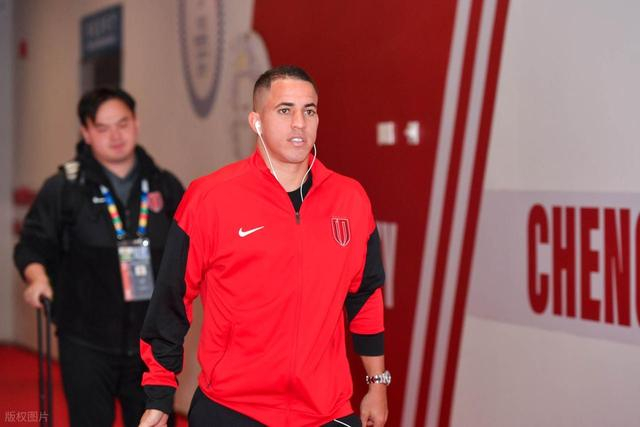 罗慕洛任意球破门助蓉城取胜 归化争议引球迷热