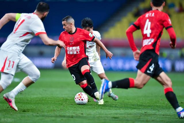 罗慕洛任意球破门助蓉城取胜 归化争议引球迷热