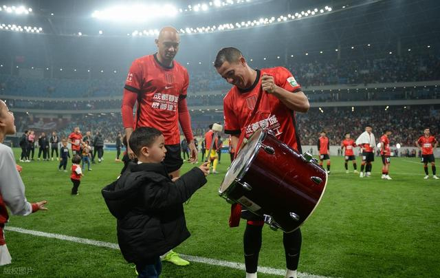 罗慕洛任意球破门助蓉城取胜 归化争议引球迷热