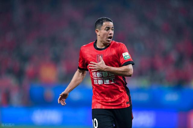 罗慕洛任意球破门助蓉城取胜 归化争议引球迷热